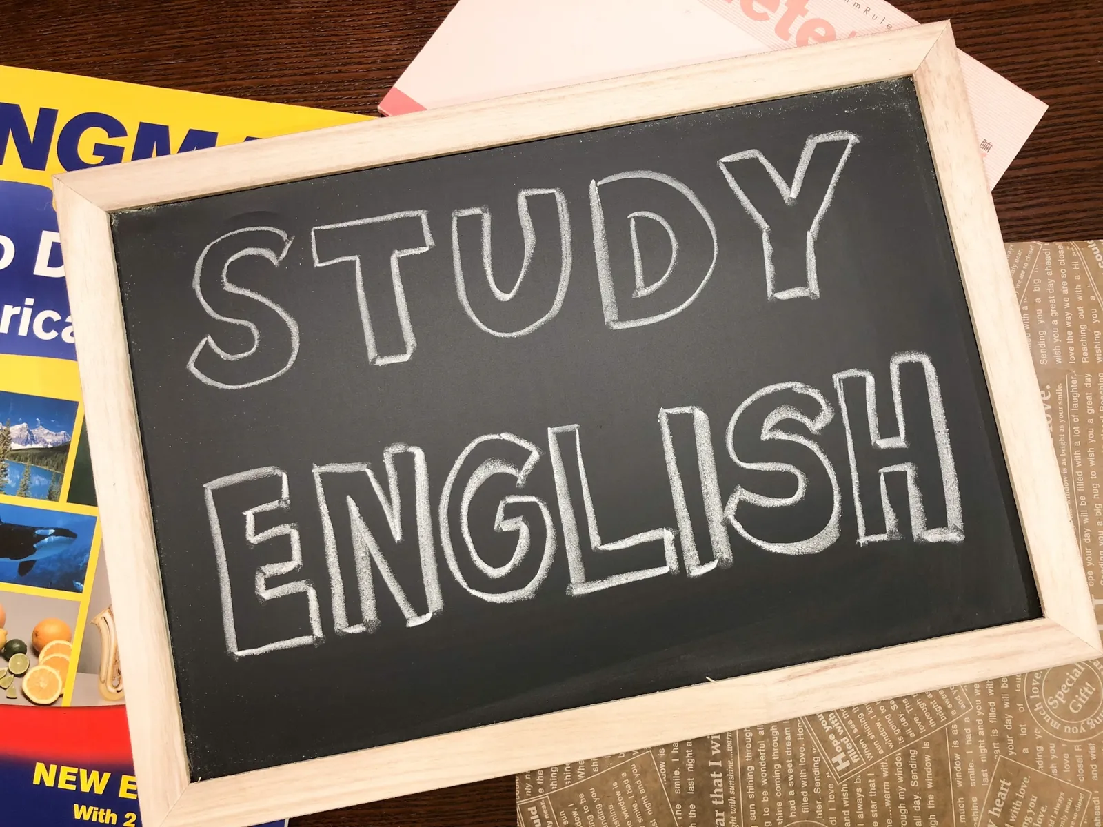 「STUDY ENGLISH」と書かれた黒板