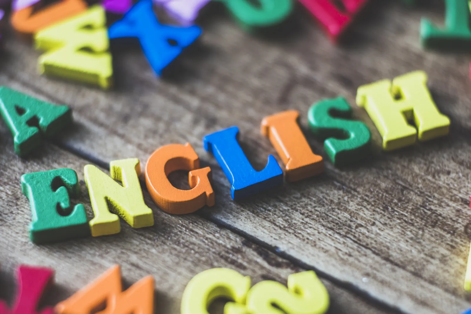 「ENGLISH」と並べられたカラフルなアルファベットの文字