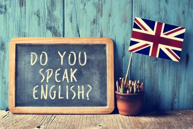 「DO YOU SPEAK ENGLISH?」と書かれた黒板とイギリス国旗