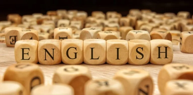 「ENGLISH」と並べられた木製の文字ブロック