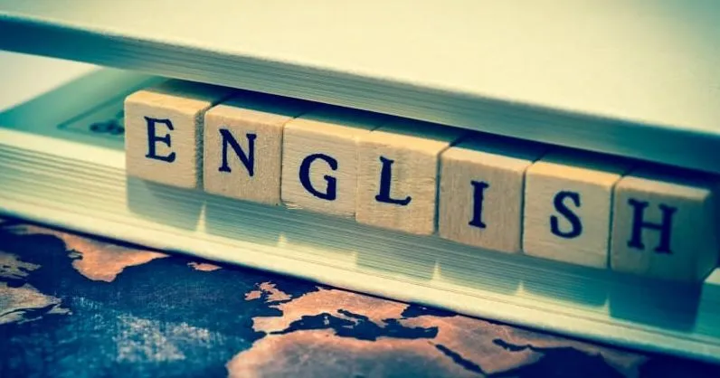 本の上に並べられた「ENGLISH」の文字ブロック