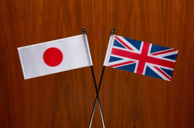 並べて立てられた日本とイギリスの小さな国旗