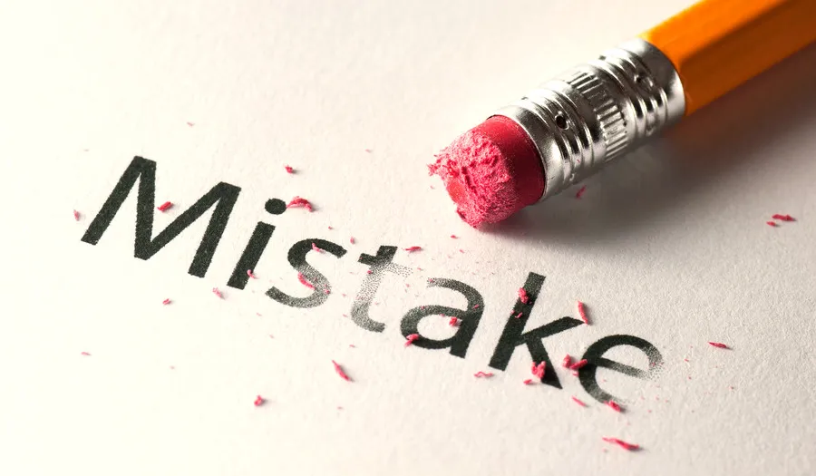 鉛筆の消しゴムで消されかけた「Mistake」の文字