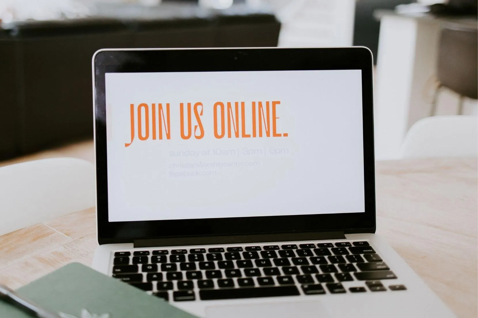 「JOIN US ONLINE.」と表示されたノートパソコン