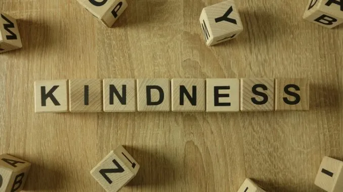 「KINDNESS」と並べられた木製の文字ブロック