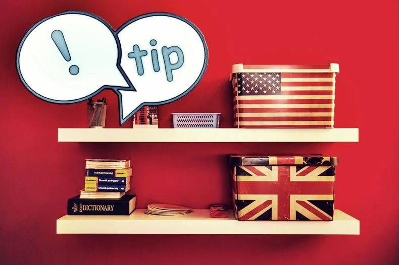 「tip」と書かれた吹き出しと、アメリカ国旗とイギリス国旗の柄の箱や辞書が並ぶ棚