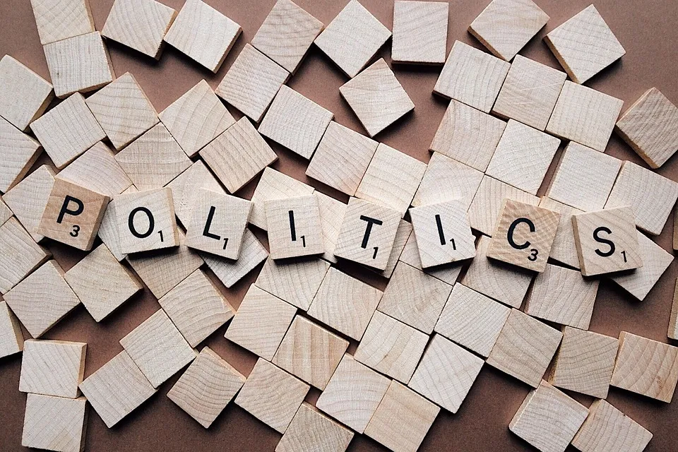 「POLITICS」と並べられた木製の文字タイル