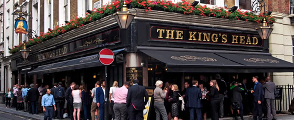 パブ「THE KING’S HEAD」の前に集まる大勢の人たち