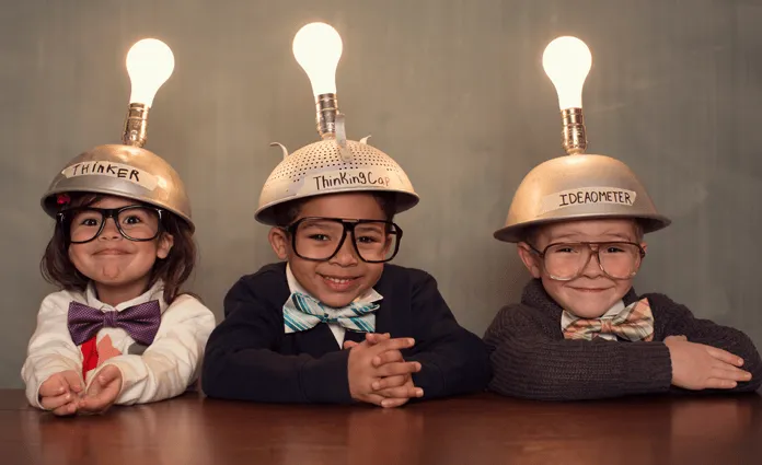 電球のついた帽子をかぶり、考えるポーズをとる3人の子どもたち